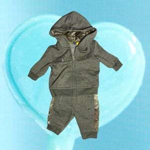 Cabela’s baby sweat jacket and pants set size 3-6 month